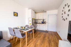 een keuken en eetkamer met een tafel en stoelen bij City View Apartment With 2 Bedrooms and Free Garage in Blagoevgrad