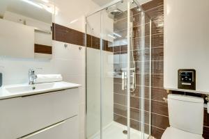 une salle de bain avec une douche, des toilettes et un lavabo dans l'établissement Osemae Immobilier - Redon Port-Chatelêt, à Redon 37 autres photos
