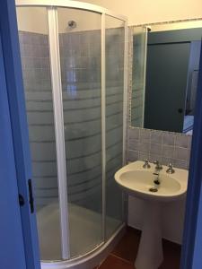 Koupelna v ubytování Tarajes + 7 fotografií