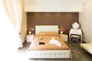 A bed or beds in a room at Porto Rooms & Suite