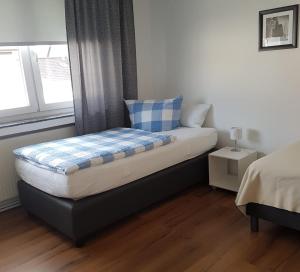Ein Bett oder Betten in einem Zimmer der Unterkunft Rentaroom-Kassel