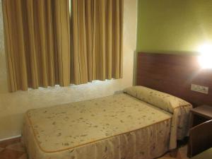 Tempat tidur dalam kamar di Hotel Totana Sur