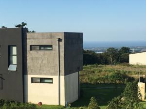 un edificio en una colina junto a un cuerpo de agua en Jeju The Heaven, en Jeju