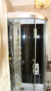 W łazience znajduje się prysznic ze szklanymi drzwiami. w obiekcie CASA RURAL PIEDRAHÍTA ( ART DÉCO ) w mieście Piedrahita