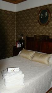 CASA RURAL PIEDRAHÍTA ( ART DÉCO ) في بيدراهيتا: غرفة نوم عليها سرير وفوط