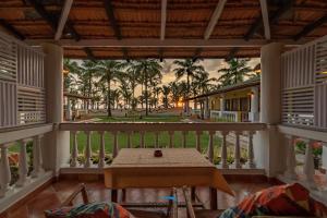 una vista dal balcone di una casa con tavolo di C Roque Beach Resort a Colva