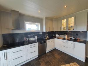 ครัวหรือมุมครัวของ 1 Room in The Yellow House, close to Airport & Lofoten +25 ภาพ