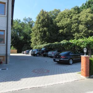 eine Gruppe von Autos, die auf einem Parkplatz geparkt sind in der Unterkunft Rooms and Apartments Panker in Moravske-Toplice