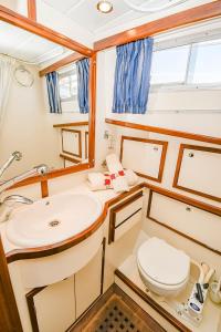 y baño con lavabo y aseo. en Barco Menorquina, en Sitges