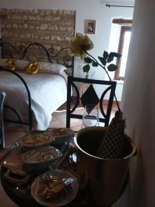 taca z miskami z jedzeniem na stole obok łóżka w obiekcie Acquamarina B&B Casa vacanze w mieście Marina di Montemarciano