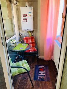 a small room with a table and a small table at Ambiance studio in Galaţi