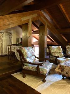 uma sala de estar com duas cadeiras e uma mesa em Antico Borgo dell'Anconella - grande appartamento rustico em Anconella