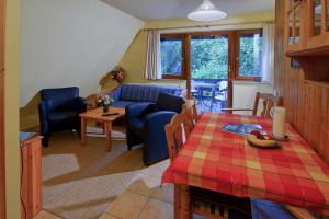 un soggiorno con un tavolo e un divano di Haus Mittagsruh-Göhren a Göhren