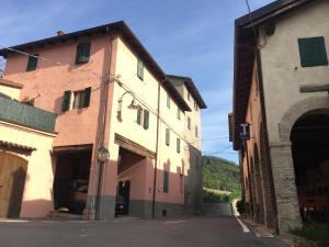 an alley with two buildings on a street at Antico Borgo dell'Anconella - rustico appartamento ideale per 2 o 3 persone in Anconella