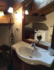 Imagen de la galería de Antico Borgo dell'Anconella - rustico appartamento ideale per 2 o 3 persone, en Anconella