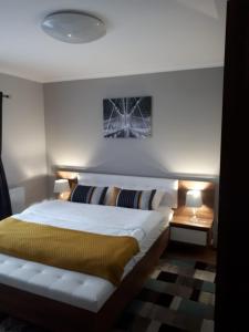 een slaapkamer met een bed met twee lampen erop bij Apartament Saguna in Sînnicolau Mare