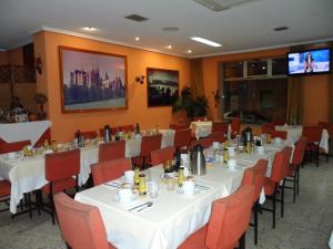 Un restaurante o sitio para comer en Hostal Coruña