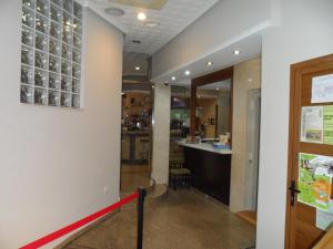 a hallway leading to a kitchen with a counter at Hostal Coruña in Astorga