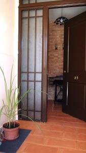 una puerta a una habitación con una maceta al lado en Casa Azahar, en Villalba de la Sierra