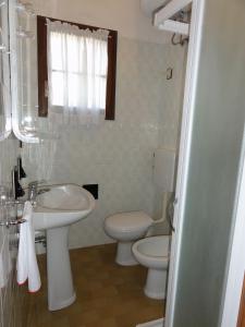ビビオーネにあるVilla Amalfiのバスルーム(洗面台、トイレ付)