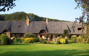 ValmontにあるLe Clos du Vivierの緑の芝生の上に黒屋根の家