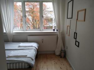 Uma cama ou camas num quarto em Cozy room Hvidovre