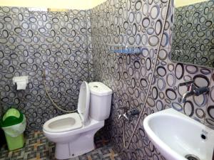 A bathroom at Golo Tango Homestay