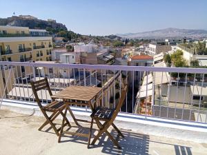 アテネにあるUnique location with rooftop viewの市街の景色を望むバルコニー(椅子2脚付)