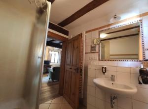 Koupelna v ubytování Gutsherrenhaus + 13 fotografií