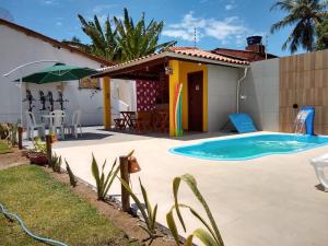 A piscina localizada em Pousada Chalés do Toque ou nos arredores