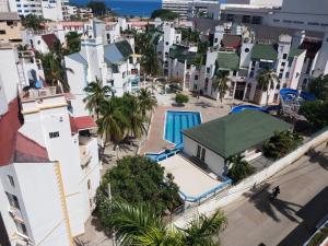 una vista aérea de una ciudad con edificios en Apartamento con Piscina, Playa a 2 calles., en Santa Marta