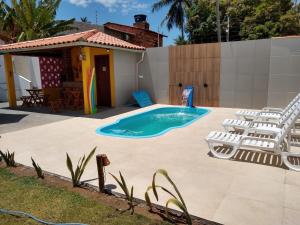 A piscina localizada em Pousada Chalés do Toque ou nos arredores