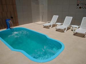 A piscina localizada em Pousada Chalés do Toque ou nos arredores