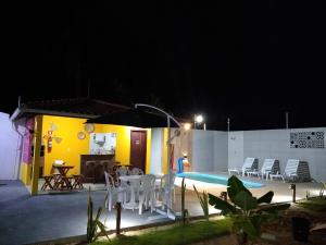 A piscina localizada em Pousada Chalés do Toque ou nos arredores