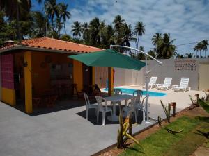 A piscina localizada em Pousada Chalés do Toque ou nos arredores