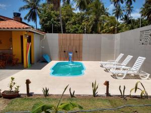 A piscina localizada em Pousada Chalés do Toque ou nos arredores