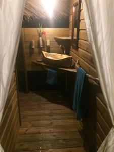Kupatilo u objektu El Toucan Loco Floating Lodges