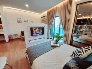 Großes Zimmer mit einem Bett und einem TV. in der Unterkunft Symphony Tower Studio@Balakong in Seri Kembangan