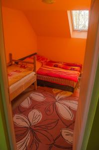 Una pequeña habitación con dos literas y una ventana. en Orange House, en Harghita-Băi