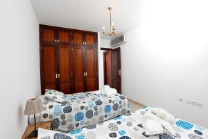Posteľ alebo postele v izbe v ubytovaní Apartamento frente al Puerto de Candelaria a 20 metros de la playa.