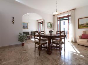 jadalnia ze stołem i krzesłami w obiekcie Mamma Ciccia Holiday Home - Lake Front Apartment w mieście Mandello del Lario