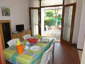 un tavolo con una tovaglia in una stanza di Villa Regina a Bibione