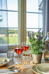 dos copas de vino sentadas en una mesa de madera en Apartments in Porvoo en Porvoo