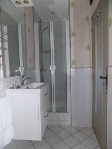 Ein Badezimmer in der Unterkunft Le Jaonnet