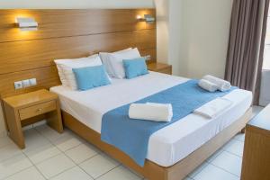 A bed or beds in a room at Villa Vasilis