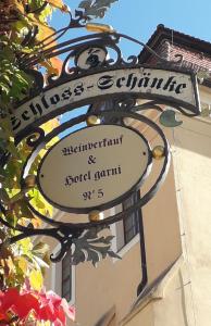 a sign on the side of a building at Schloss Schänke Hotel garni und Weinverkauf in Bautzen