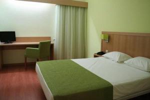 Cama ou camas em um quarto em Viseu Garden Hotel