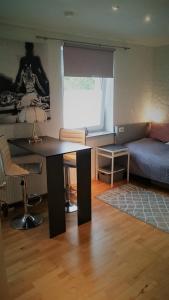 sala de estar con mesa y cama en ZeitWohnen, en Pulheim