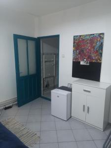 Zimmer mit Tür und Wandgemälde in der Unterkunft Casa Miron Unirii 3Strada Matei Corvin Apartament in Timişoara