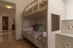 Łóżko lub łóżka piętrowe w pokoju w obiekcie Mamma Ciccia Holiday Home - Lake Front Apartment
